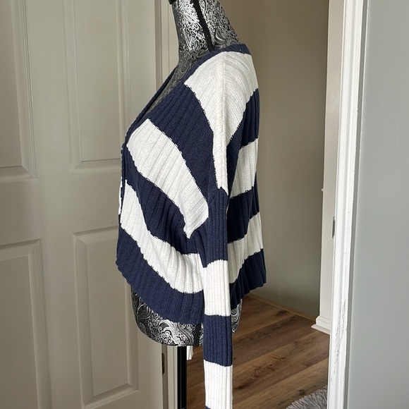 American Eagle sweater - Picture 2 of 4